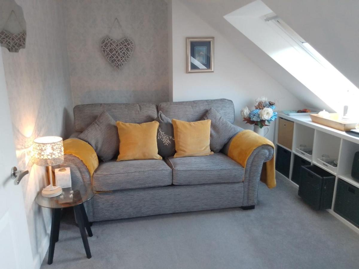 Village Life- Private Attic Suite - Living Room, Bedroom And Bathroom Newtown St Boswells 外观 照片
