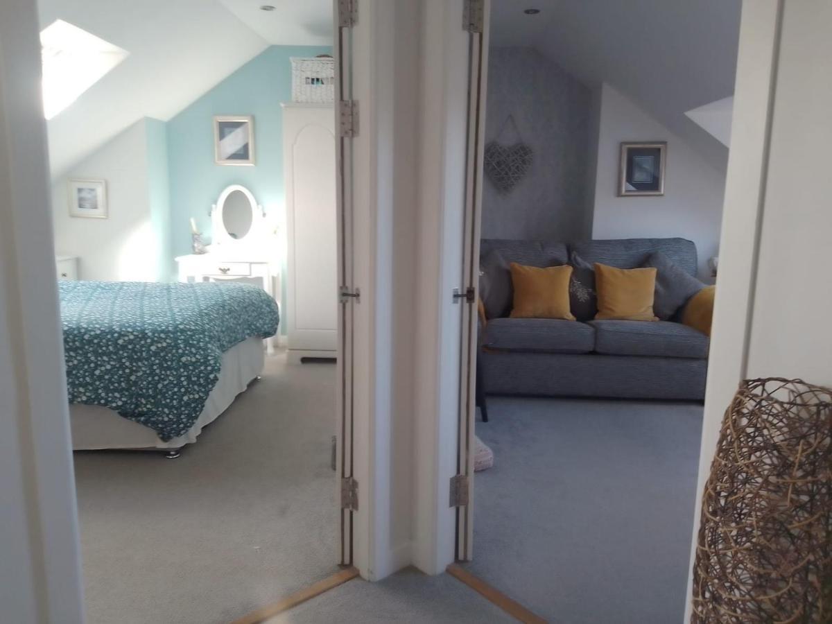 Village Life- Private Attic Suite - Living Room, Bedroom And Bathroom Newtown St Boswells 外观 照片