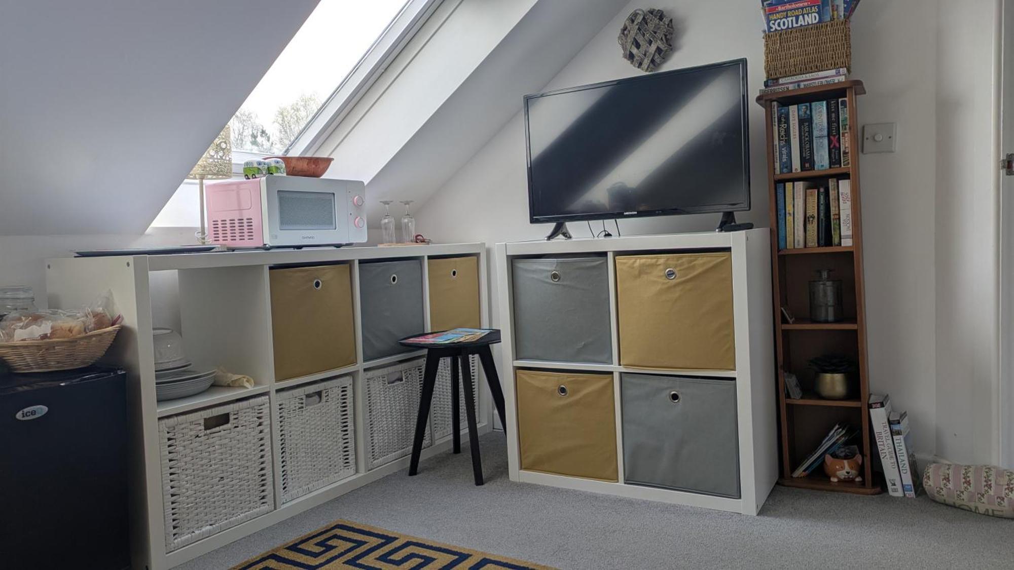 Village Life- Private Attic Suite - Living Room, Bedroom And Bathroom Newtown St Boswells 外观 照片