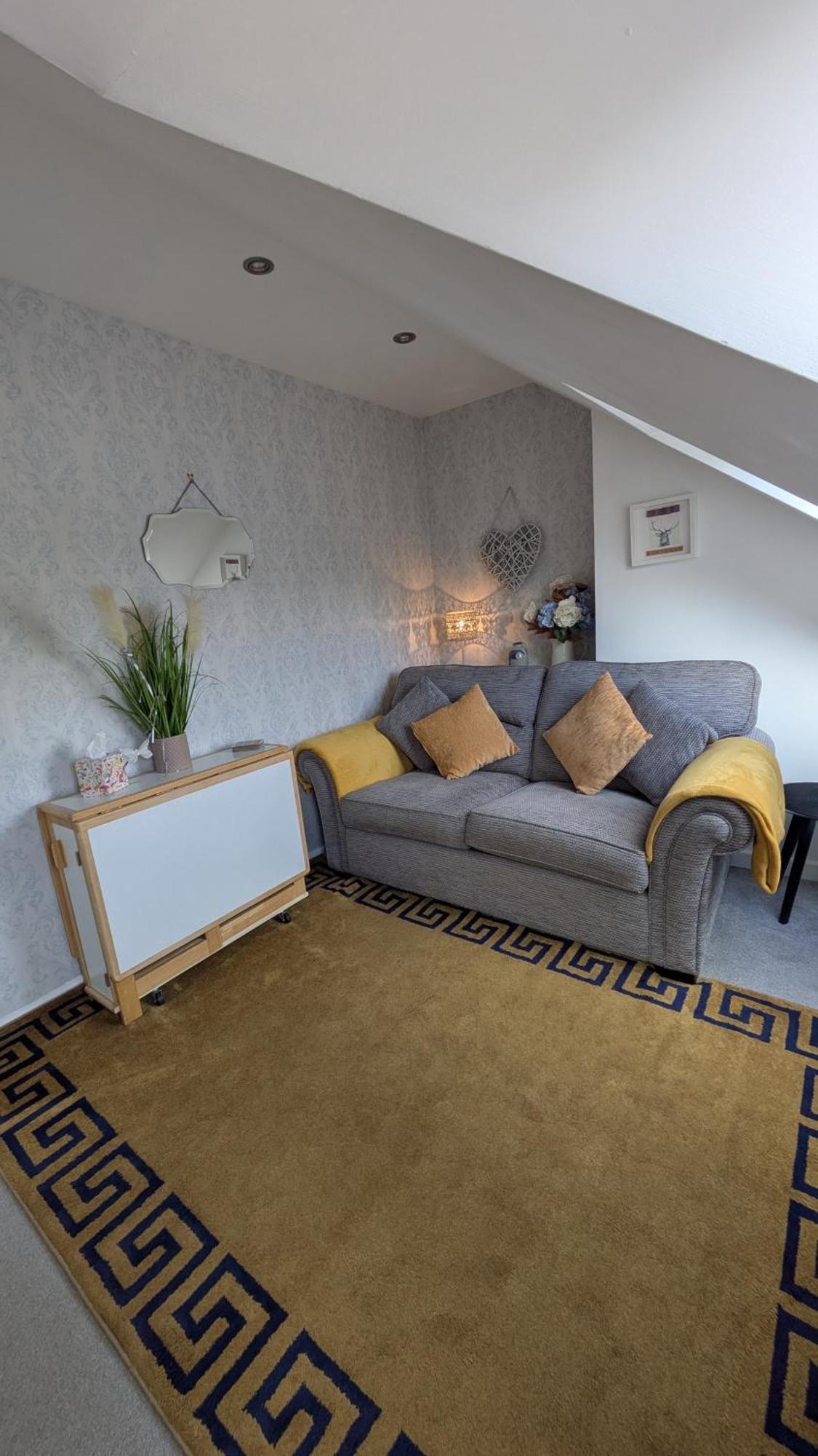 Village Life- Private Attic Suite - Living Room, Bedroom And Bathroom Newtown St Boswells 外观 照片